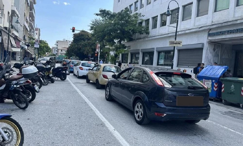 Χάος στη Λάρισα: Άδειασαν τα ράφια των σούπερ μάρκετ για να εφοδιαστούν με νερό και τρόφιμα